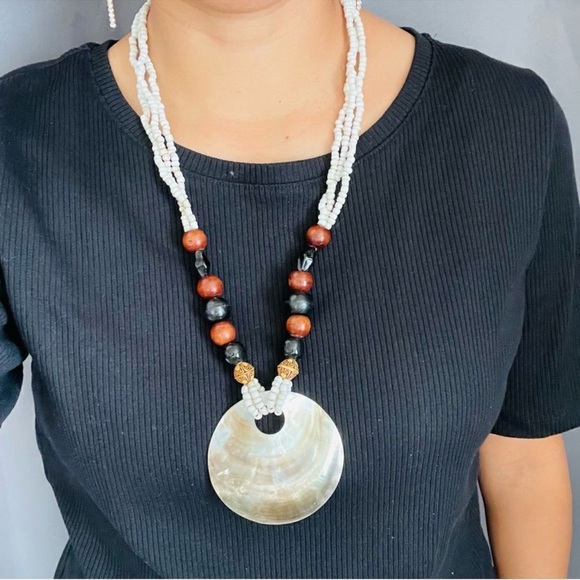 Elegant Beaded Necklace with Shell Pendant - Picture 2 of 7